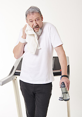 포토 JPG 스튜디오촬영 서양인 백인 남자 중년 50대 실내 건강 한명 서기 상반신 앞모습 수건 운동 헬스 물병 땀 런닝머신 닦기 중년남자한명만 국내포토 외국인 1 뷰포인트 모션 사람 성인 내부 위생용품 운동기구 물통 남자한명만 중년남자만 파일형식
