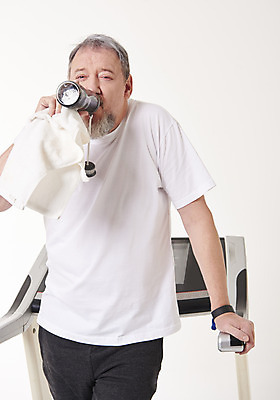 포토 JPG 스튜디오촬영 서양인 백인 남자 중년 50대 실내 건강 한명 서기 상반신 앞모습 수건 운동 헬스 런닝머신 물마시기 중년남자한명만 국내포토 외국인 1 뷰포인트 모션 사람 성인 내부 위생용품 운동기구 마시기 남자한명만 중년남자만 파일형식