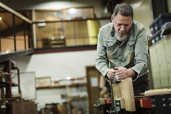 포토 JPG 서양인 백인 남자 중년 50대 실내 한명 서기 상반신 앞모습 집중 나무판자 손질 다듬기 목공소 중년남자한명만 국내포토 외국인 1 뷰포인트 컨셉 모션 사람 성인 내부 목재 남자한명만 중년남자만 파일형식