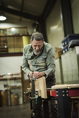포토 JPG 서양인 백인 남자 중년 50대 실내 한명 서기 상반신 앞모습 집중 나무판자 손질 다듬기 목공소 중년남자한명만 국내포토 외국인 1 뷰포인트 컨셉 모션 사람 성인 내부 목재 남자한명만 중년남자만 파일형식