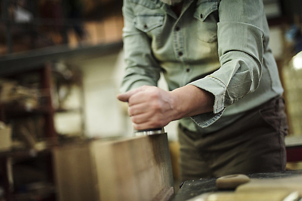 포토 JPG 서양인 백인 남자 중년 50대 실내 한명 서기 상반신 앞모습 나무판자 다듬기 목공소 중년남자한명만 국내포토 외국인 1 뷰포인트 모션 사람 성인 내부 목재 남자한명만 중년남자만 파일형식