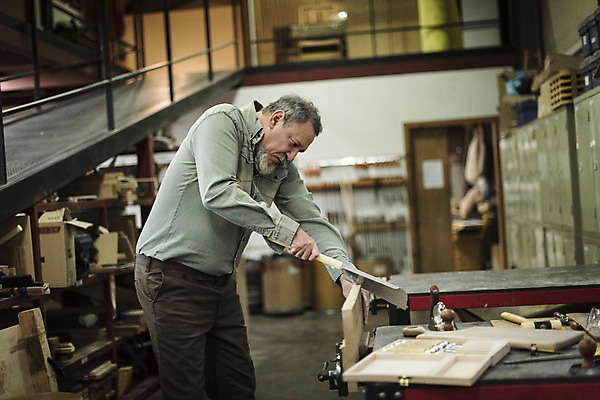 포토 JPG 서양인 백인 남자 중년 50대 실내 한명 서기 상반신 옆모습 자르기 집중 나무판자 톱 목공소 중년남자한명만 국내포토 외국인 1 뷰포인트 컨셉 모션 사람 성인 내부 목재 공구 남자한명만 중년남자만 파일형식