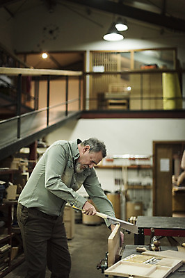 포토 JPG 서양인 백인 남자 중년 50대 실내 한명 서기 상반신 옆모습 자르기 집중 나무판자 톱 손질 목공소 중년남자한명만 국내포토 외국인 1 뷰포인트 컨셉 모션 사람 성인 내부 목재 공구 남자한명만 중년남자만 파일형식