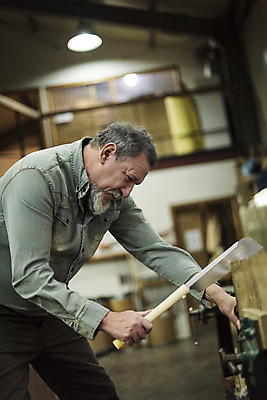 포토 JPG 서양인 백인 남자 중년 50대 실내 한명 서기 상반신 옆모습 자르기 집중 나무판자 톱 목공소 중년남자한명만 국내포토 외국인 1 뷰포인트 컨셉 모션 사람 성인 내부 목재 공구 남자한명만 중년남자만 파일형식