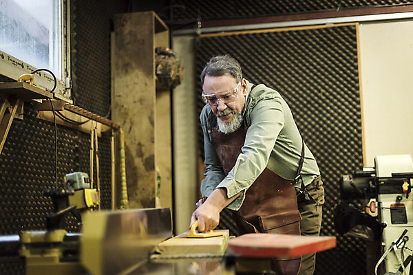 포토 JPG 서양인 백인 남자 중년 50대 실내 한명 서기 상반신 앞모습 기계 자르기 집중 나무판자 목공소 중년남자한명만 국내포토 외국인 1 뷰포인트 컨셉 모션 사람 성인 내부 목재 남자한명만 중년남자만 파일형식