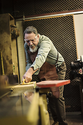 포토 JPG 서양인 백인 남자 중년 50대 실내 한명 서기 상반신 앞모습 기계 자르기 집중 나무판자 목공소 중년남자한명만 국내포토 외국인 1 뷰포인트 컨셉 모션 사람 성인 내부 목재 남자한명만 중년남자만 파일형식