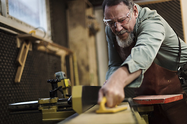 포토 JPG 서양인 백인 남자 중년 50대 실내 한명 서기 상반신 앞모습 기계 자르기 집중 나무판자 목공소 중년남자한명만 국내포토 외국인 1 뷰포인트 컨셉 모션 사람 성인 내부 목재 남자한명만 중년남자만 파일형식