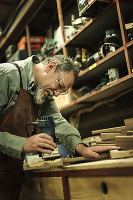 포토 JPG 서양인 나무 백인 남자 중년 50대 의자 실내 한명 서기 상반신 옆모습 집중 손질 다듬기 목공소 중년남자한명만 국내포토 외국인 식물 1 뷰포인트 가구 컨셉 모션 사람 성인 내부 남자한명만 중년남자만 파일형식