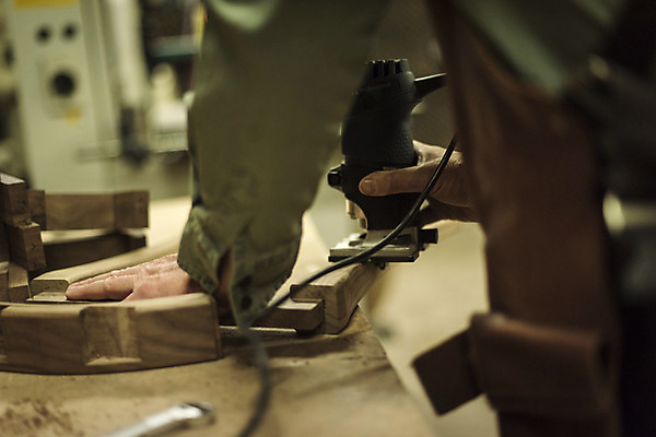 포토 JPG 서양인 나무 백인 남자 중년 50대 의자 실내 한명 서기 상반신 뒷모습 신체부위 손질 다듬기 목공소 중년남자한명만 국내포토 외국인 식물 1 뷰포인트 가구 모션 사람 성인 내부 남자한명만 중년남자만 파일형식