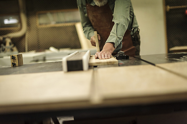 포토 JPG 서양인 나무 백인 남자 중년 50대 실내 한명 서기 상반신 앞모습 신체부위 기계 자르기 손질 목공소 중년남자한명만 국내포토 외국인 식물 1 뷰포인트 모션 사람 성인 내부 남자한명만 중년남자만 파일형식
