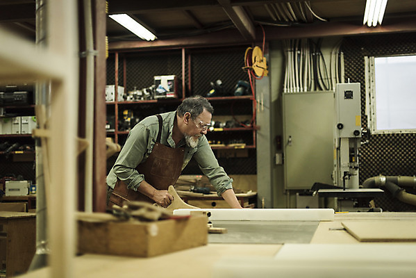 포토 JPG 서양인 나무 백인 남자 중년 50대 실내 한명 서기 상반신 옆모습 기계 자르기 집중 손질 목공소 중년남자한명만 국내포토 외국인 식물 1 뷰포인트 컨셉 모션 사람 성인 내부 남자한명만 중년남자만 파일형식