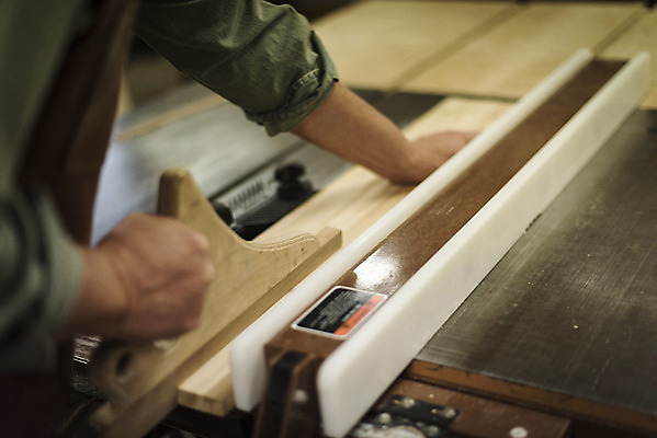 포토 JPG 서양인 나무 백인 남자 중년 50대 실내 한명 서기 옆모습 신체부위 자르기 손질 목공소 중년남자한명만 국내포토 외국인 식물 1 뷰포인트 모션 사람 성인 내부 남자한명만 중년남자만 파일형식