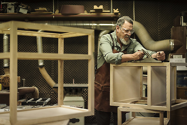 포토 JPG 서양인 나무 백인 남자 중년 50대 실내 한명 서기 상반신 옆모습 집중 다듬기 목공소 중년남자한명만 국내포토 외국인 식물 1 뷰포인트 컨셉 모션 사람 성인 내부 남자한명만 중년남자만 파일형식