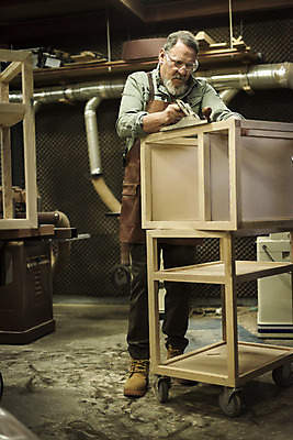 포토 JPG 전신 서양인 나무 백인 남자 중년 50대 실내 한명 서기 앞모습 집중 다듬기 목공소 중년남자한명만 국내포토 외국인 식물 1 뷰포인트 컨셉 모션 사람 성인 내부 남자한명만 중년남자만 파일형식