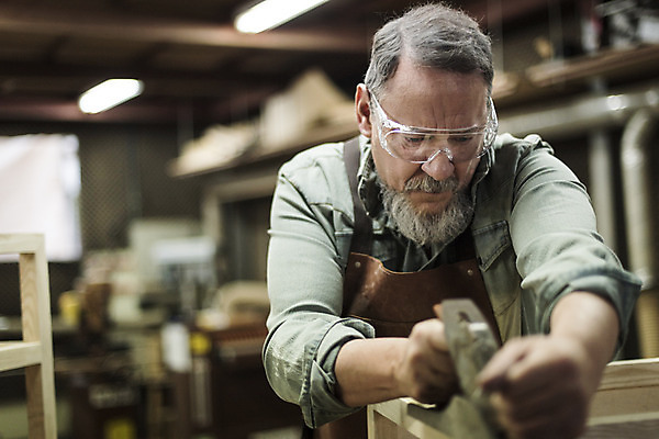 포토 JPG 서양인 나무 백인 남자 중년 50대 실내 서기 상반신 앞모습 집중 다듬기 목공소 중년남자한명만 국내포토 외국인 식물 뷰포인트 컨셉 모션 사람 성인 내부 남자한명만 중년남자만 파일형식