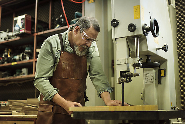 포토 JPG 서양인 나무 백인 남자 중년 50대 실내 한명 서기 상반신 옆모습 기계 보호장비 자르기 목공소 중년남자한명만 국내포토 외국인 식물 1 뷰포인트 모션 사람 성인 내부 장비 남자한명만 중년남자만 파일형식