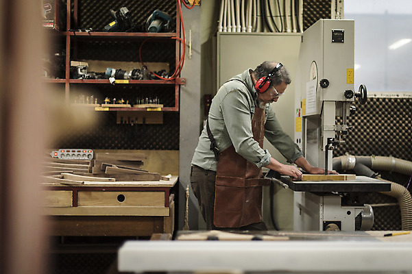 포토 JPG 서양인 나무 백인 남자 중년 50대 실내 한명 서기 상반신 옆모습 보호장비 자르기 집중 귀마개 손질 목공소 중년남자한명만 국내포토 외국인 식물 1 잡화 뷰포인트 컨셉 모션 사람 성인 내부 장비 남자한명만 중년남자만 파일형식