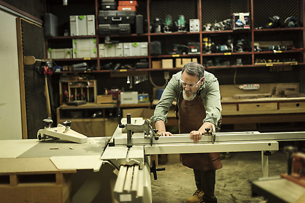 포토 JPG 전신 서양인 나무 백인 남자 중년 50대 실내 한명 서기 앞모습 기계 보호장비 자르기 집중 목공소 중년남자한명만 국내포토 외국인 식물 1 뷰포인트 컨셉 모션 사람 성인 내부 장비 남자한명만 중년남자만 파일형식