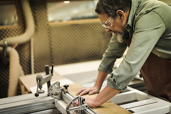 포토 JPG 서양인 나무 백인 남자 중년 50대 실내 한명 서기 상반신 옆모습 기계 보호장비 자르기 집중 손질 목공소 중년남자한명만 국내포토 외국인 식물 1 뷰포인트 컨셉 모션 사람 성인 내부 장비 남자한명만 중년남자만 파일형식