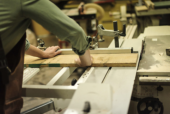 포토 JPG 서양인 나무 백인 남자 중년 50대 실내 한명 서기 뒷모습 신체부위 기계 자르기 손질 목공소 중년남자한명만 국내포토 외국인 식물 1 뷰포인트 모션 사람 성인 내부 남자한명만 중년남자만 파일형식