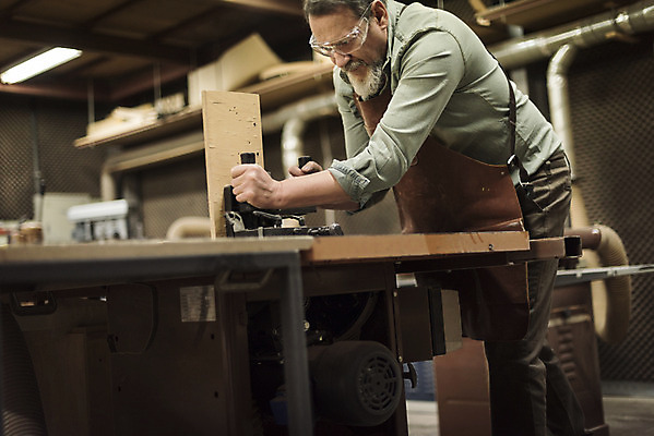 포토 JPG 서양인 나무 백인 남자 중년 50대 실내 한명 서기 상반신 옆모습 기계 보호장비 자르기 집중 손질 목공소 중년남자한명만 국내포토 외국인 식물 1 뷰포인트 컨셉 모션 사람 성인 내부 장비 남자한명만 중년남자만 파일형식