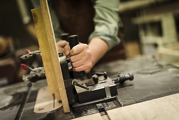 포토 JPG 서양인 나무 백인 남자 중년 50대 실내 한명 서기 앞모습 신체부위 기계 보호장비 자르기 손질 목공소 중년남자한명만 국내포토 외국인 식물 1 뷰포인트 모션 사람 성인 내부 장비 남자한명만 중년남자만 파일형식