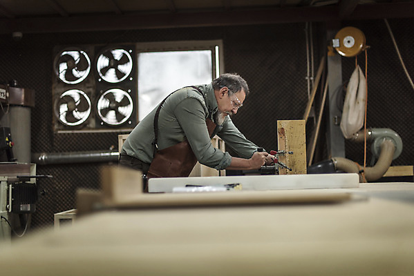 포토 JPG 서양인 나무 백인 남자 중년 50대 실내 한명 서기 상반신 옆모습 기계 보호장비 자르기 집중 손질 목공소 중년남자한명만 국내포토 외국인 식물 1 뷰포인트 컨셉 모션 사람 성인 내부 장비 남자한명만 중년남자만 파일형식
