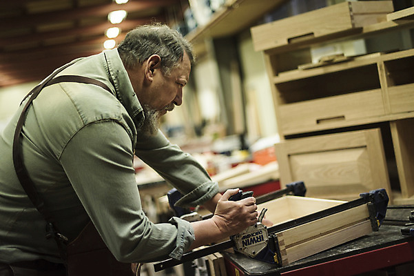 포토 JPG 서양인 나무 백인 남자 중년 50대 실내 한명 서기 상반신 옆모습 집중 사이즈 재기 목공소 중년남자한명만 국내포토 외국인 식물 1 뷰포인트 컨셉 모션 사람 성인 내부 남자한명만 중년남자만 파일형식