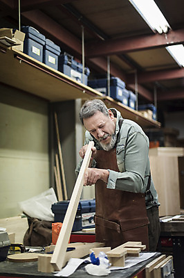 포토 JPG 서양인 백인 응시 남자 중년 50대 실내 한명 서기 들기 상반신 앞모습 확인 각목 목공소 중년남자한명만 국내포토 외국인 1 시선 뷰포인트 모션 사람 성인 내부 남자한명만 중년남자만 파일형식