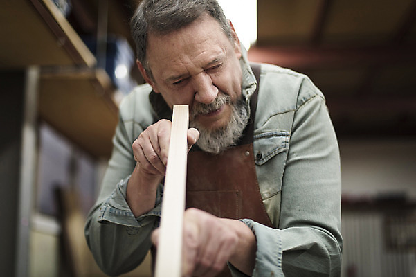 포토 JPG 서양인 백인 응시 남자 중년 50대 실내 한명 서기 들기 상반신 앞모습 확인 각목 목공소 중년남자한명만 국내포토 외국인 1 시선 뷰포인트 모션 사람 성인 내부 남자한명만 중년남자만 파일형식