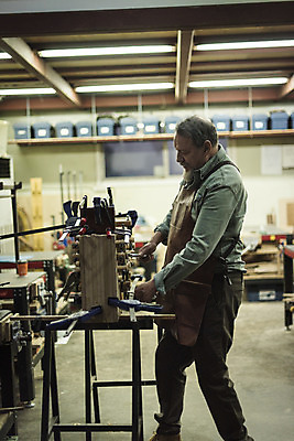 포토 JPG 서양인 백인 응시 남자 중년 50대 실내 한명 서기 상반신 옆모습 나사 집중 목공소 조이기 중년남자한명만 국내포토 외국인 1 시선 뷰포인트 컨셉 모션 사람 성인 내부 공구 남자한명만 중년남자만 파일형식