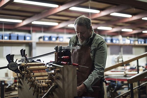 포토 JPG 서양인 백인 응시 남자 중년 50대 실내 한명 서기 상반신 앞모습 나사 집중 목공소 조이기 중년남자한명만 국내포토 외국인 1 시선 뷰포인트 컨셉 모션 사람 성인 내부 공구 남자한명만 중년남자만 파일형식