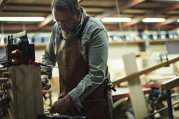 포토 JPG 서양인 백인 응시 남자 중년 50대 실내 한명 서기 상반신 옆모습 나사 집중 목공소 조이기 중년남자한명만 국내포토 외국인 1 시선 뷰포인트 컨셉 모션 사람 성인 내부 공구 남자한명만 중년남자만 파일형식