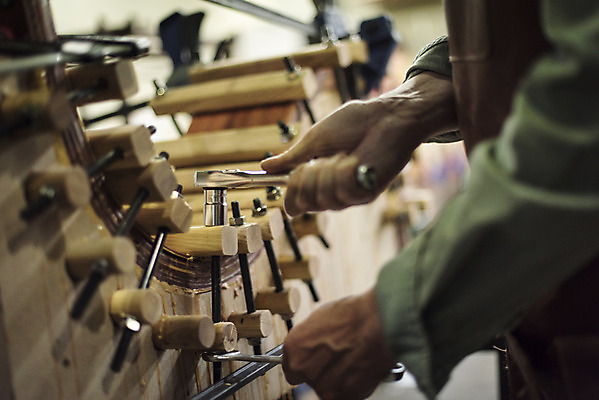 포토 JPG 서양인 백인 손 남자 중년 50대 실내 한명 서기 옆모습 신체부위 나사 목공소 조이기 중년남자한명만 국내포토 외국인 1 뷰포인트 모션 사람 성인 내부 공구 남자한명만 중년남자만 파일형식