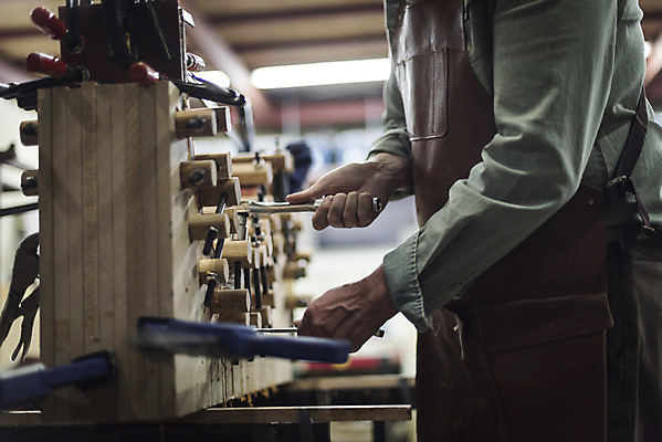 포토 JPG 서양인 백인 남자 중년 50대 실내 한명 서기 상반신 옆모습 신체부위 나사 목공소 조이기 중년남자한명만 국내포토 외국인 1 뷰포인트 모션 사람 성인 내부 공구 남자한명만 중년남자만 파일형식