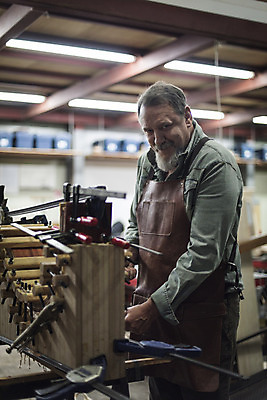 포토 JPG 서양인 백인 응시 남자 중년 50대 실내 한명 서기 웃음 상반신 앞모습 나사 목공소 조이기 중년남자한명만 국내포토 외국인 1 시선 뷰포인트 모션 표정 사람 성인 내부 공구 남자한명만 중년남자만 파일형식
