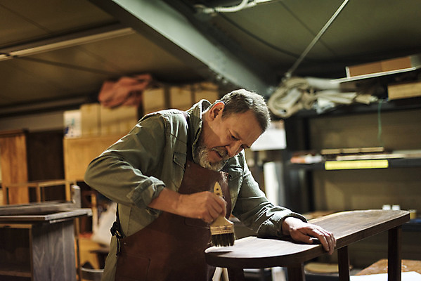 포토 JPG 서양인 백인 응시 남자 중년 50대 건조 실내 한명 서기 상반신 옆모습 작업 색칠 완료 집중 책상 니스 목공소 중년남자한명만 국내포토 외국인 1 시선 뷰포인트 가구 컨셉 모션 사람 성인 내부 남자한명만 중년남자만 파일형식