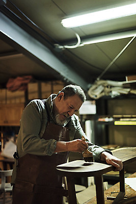 포토 JPG 서양인 백인 응시 남자 중년 50대 건조 실내 한명 서기 상반신 옆모습 색칠 완료 집중 책상 니스 목공소 중년남자한명만 국내포토 외국인 1 시선 뷰포인트 가구 컨셉 모션 사람 성인 내부 남자한명만 중년남자만 파일형식