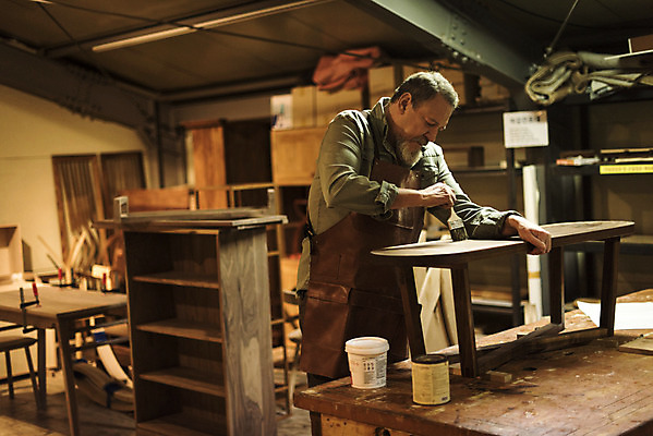 포토 JPG 서양인 백인 응시 남자 중년 50대 건조 실내 한명 서기 상반신 옆모습 완료 집중 바르기 니스 목공소 중년남자한명만 국내포토 외국인 1 시선 뷰포인트 컨셉 모션 사람 성인 내부 남자한명만 중년남자만 파일형식