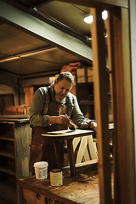 포토 JPG 서양인 백인 응시 남자 중년 50대 건조 실내 한명 서기 상반신 앞모습 완료 집중 책상 바르기 니스 목공소 중년남자한명만 국내포토 외국인 1 시선 뷰포인트 가구 컨셉 모션 사람 성인 내부 남자한명만 중년남자만 파일형식