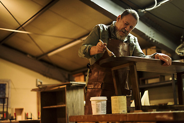 포토 JPG 서양인 백인 응시 남자 중년 50대 건조 실내 한명 서기 상반신 앞모습 완료 집중 책상 바르기 니스 목공소 중년남자한명만 국내포토 외국인 1 시선 뷰포인트 가구 컨셉 모션 사람 성인 내부 남자한명만 중년남자만 파일형식