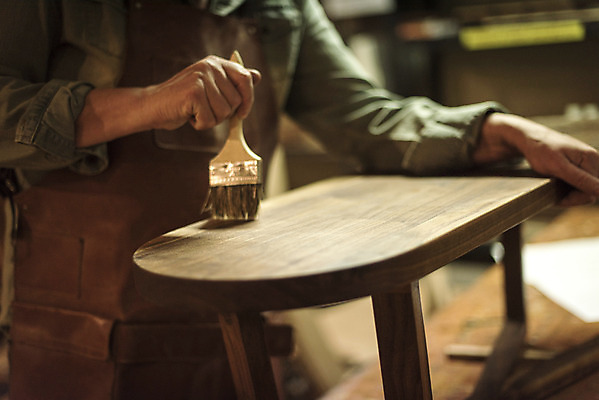 포토 JPG 서양인 백인 손 남자 중년 50대 건조 실내 한명 서기 앞모습 신체부위 완료 책상 바르기 니스 목공소 중년남자한명만 국내포토 외국인 1 뷰포인트 가구 컨셉 모션 사람 성인 내부 남자한명만 중년남자만 파일형식