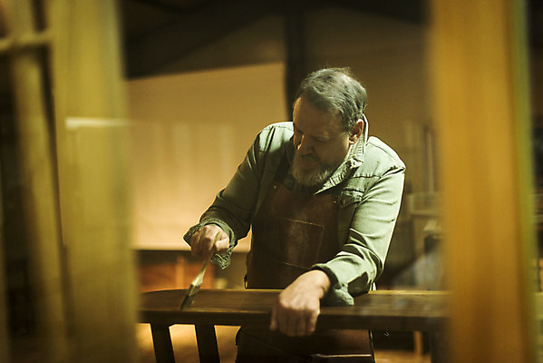 포토 JPG 서양인 백인 응시 남자 중년 50대 건조 실내 한명 서기 상반신 앞모습 완료 집중 책상 바르기 니스 목공소 중년남자한명만 국내포토 외국인 1 시선 뷰포인트 가구 컨셉 모션 사람 성인 내부 남자한명만 중년남자만 파일형식