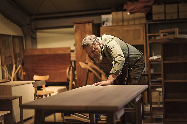 포토 JPG 서양인 백인 응시 남자 중년 50대 건조 실내 한명 서기 상반신 앞모습 완료 책상 목공소 중년남자한명만 국내포토 외국인 1 시선 뷰포인트 가구 컨셉 모션 사람 성인 내부 남자한명만 중년남자만 파일형식