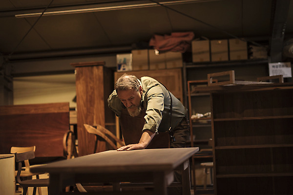 포토 JPG 서양인 백인 응시 남자 중년 50대 건조 실내 한명 서기 상반신 앞모습 완료 책상 목공소 중년남자한명만 국내포토 외국인 1 시선 뷰포인트 가구 컨셉 모션 사람 성인 내부 남자한명만 중년남자만 파일형식