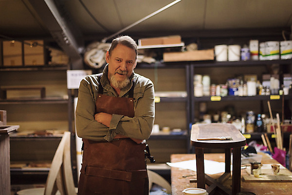 포토 JPG 서양인 백인 남자 중년 50대 실내 한명 서기 웃음 상반신 앞모습 팔짱 책상 바르기 니스 목공소 중년남자한명만 국내포토 외국인 1 뷰포인트 가구 모션 표정 사람 성인 내부 남자한명만 중년남자만 파일형식