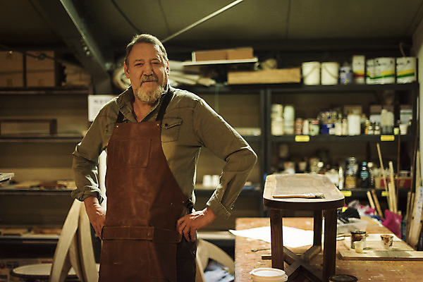 포토 JPG 서양인 백인 응시 남자 중년 50대 실내 한명 서기 웃음 상반신 앞모습 책상 바르기 니스 목공소 중년남자한명만 국내포토 외국인 1 시선 뷰포인트 가구 모션 표정 사람 성인 내부 남자한명만 중년남자만 파일형식