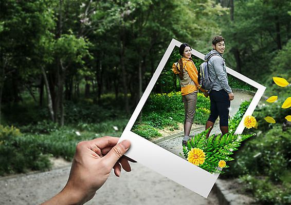 PSD 나무 편집 편집이미지 손 커플 여자 남자 배낭 성인 두명 뒷모습 신체부위 30대 등산 산책로 한국인 뒤돌아보기 숲 등산복 폴라로이드사진 이미지편집 식물 옷 길 뷰포인트 가방 관계 모션 사람 동양인 장년 트래킹 폴라로이드 파일형식