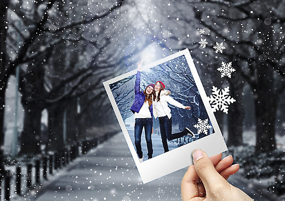 PSD 서양인 나무 편집 편집이미지 손 여자 겨울 20대 성인 두명 신체부위 눈송이 겨울여행 가로수 폴라로이드사진 이미지편집 외국인 식물 계절 여행 눈_날씨 사람 청년 폴라로이드 파일형식