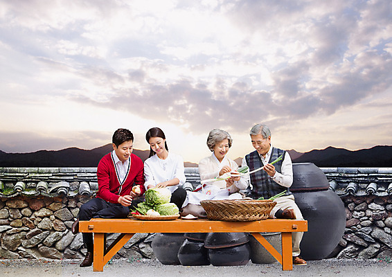 PSD 구름 편집 편집이미지 여자 남자 음식 가족 하늘 산 앉기 여러명 성인 30대 담장 광주리 한국인 항아리 60대 배추 평상 김장 대파 이미지편집 자연요소 노년 다수 채소 관계 모션 사람 동양인 장년 바구니 도자기 파 파일형식